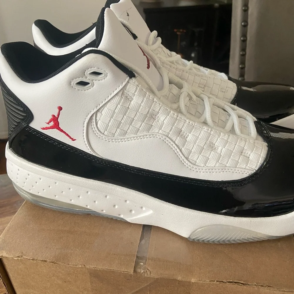 Men's Jordan Max Aura 2 Mid Sneakers